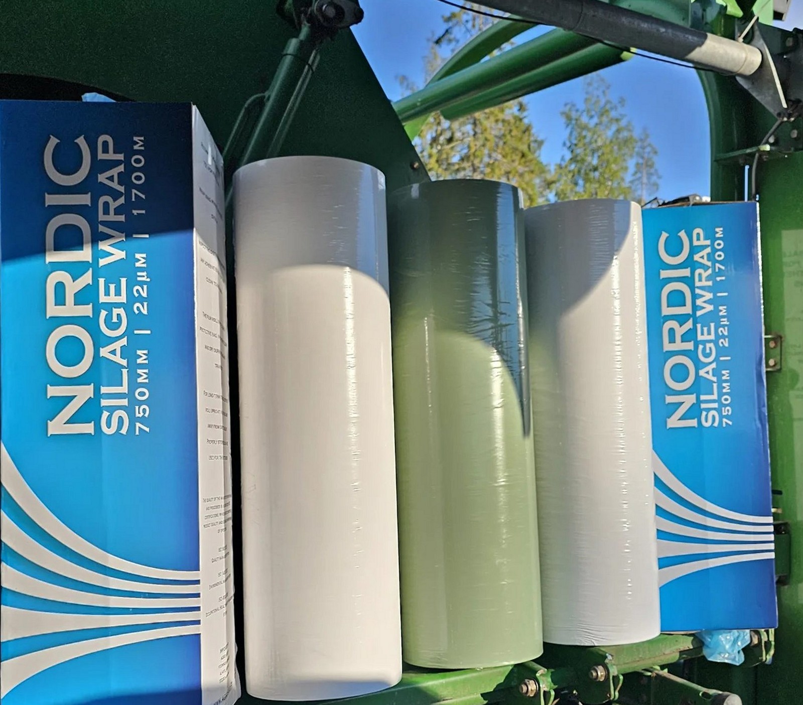 Nordic Silage Wrap -käärintäkalvorullat ja tuotelaatikko paalaimessa